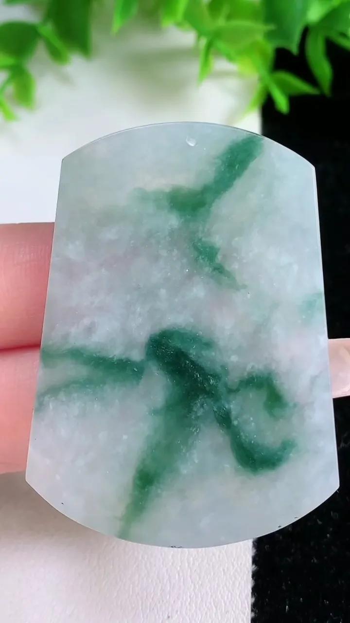 天然A货翡翠飘花无事牌镶嵌件，尺寸49.6-36-4，重量:20.86g
1月25日