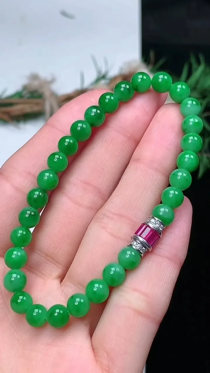 天然A货翡翠圆珠手串，尺寸6-29颗，重量:12.00g1月25日
工厂直销收藏佳品,种好水足，色泽均匀，有种有色，上手高大气！