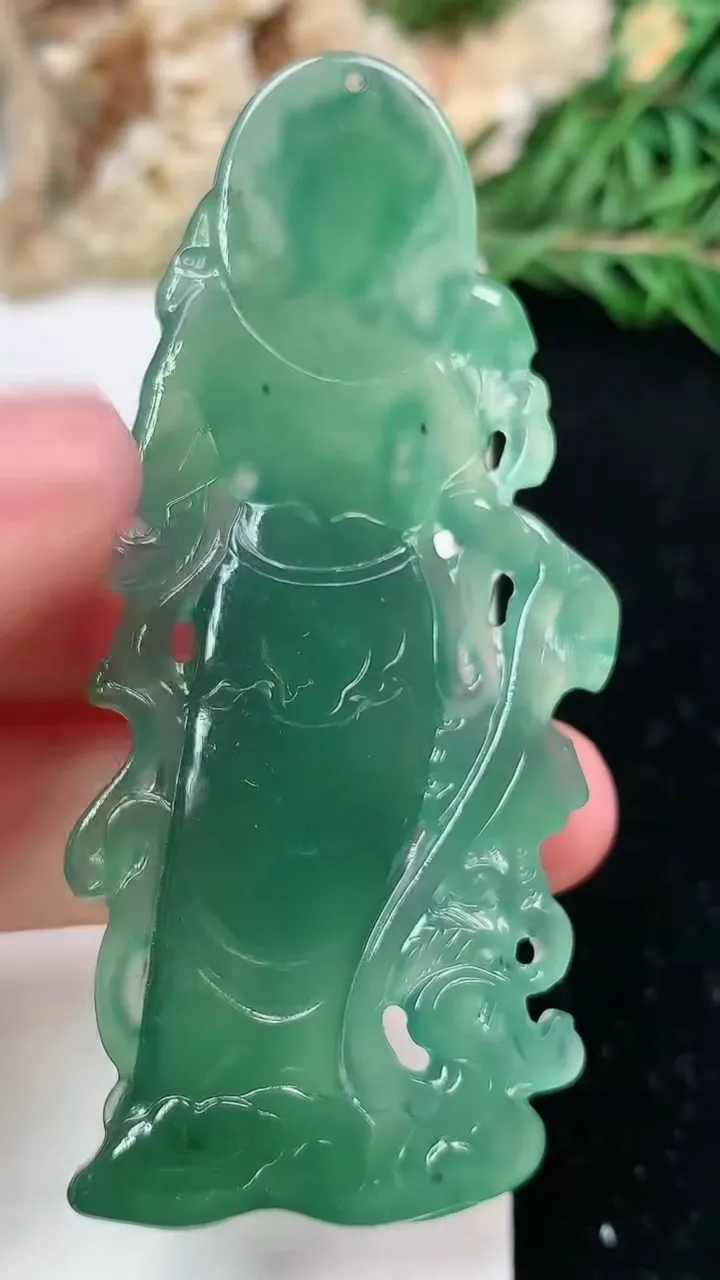 天然A货翡翠蓝水观音菩萨吊坠，尺寸64.7-26.5-5.9，重量:18.64g
1月25日