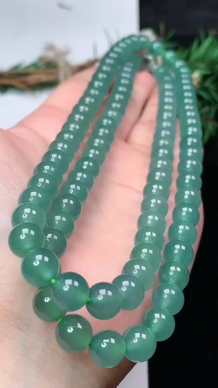 天然A货翡翠蓝水圆珠项链，尺寸8-98颗，重量:88.30g1月25日
工厂直销收藏佳品,种好水足，色泽均匀，有种有色，上手高大气！