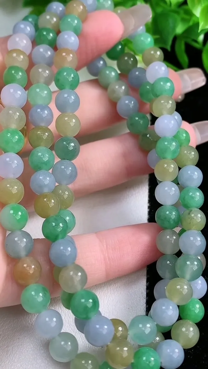 天然A货翡翠三彩圆珠项链，尺寸6.5-108颗，重量:53.12g
1月25日