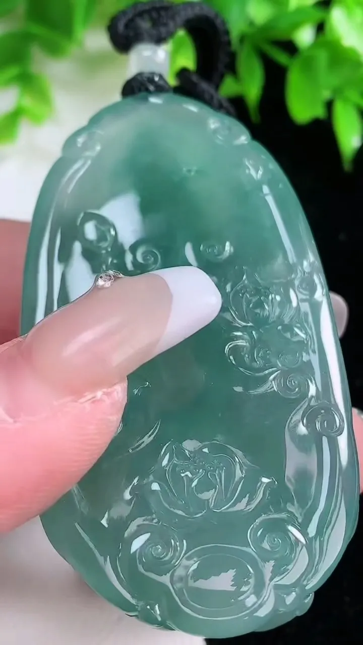 天然A货翡翠大势至菩萨吊坠，尺寸64.2-35-9.4，重量:47.77g
1月25日