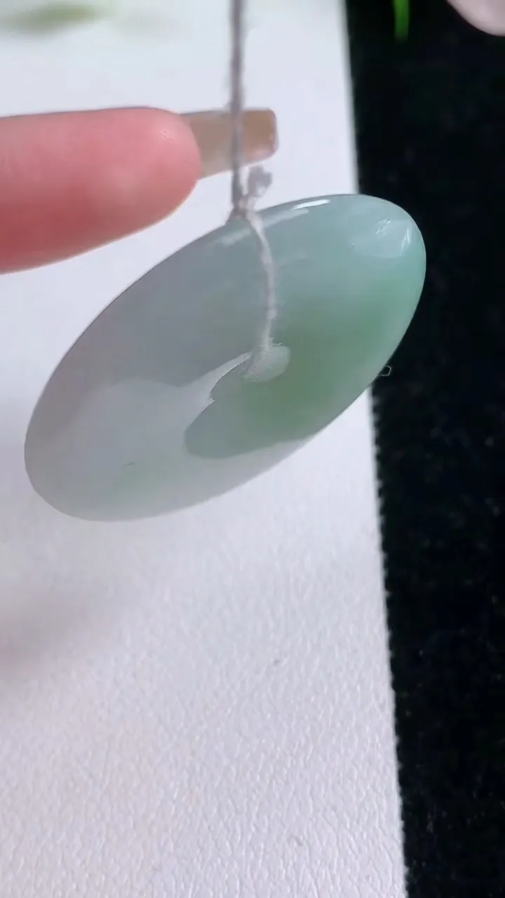 天然A货翡翠平安扣吊坠，尺寸34.3-5，重量:13.53g
1月25日