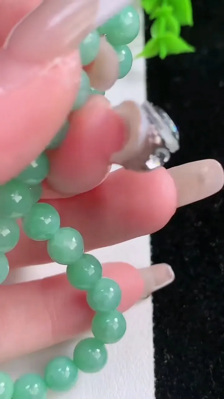 天然A货翡翠圆珠手串，尺寸6.8，重:14.31g1月25日
工厂直销收藏佳品,种好水足，色泽均匀，有种有色，上手高大气！