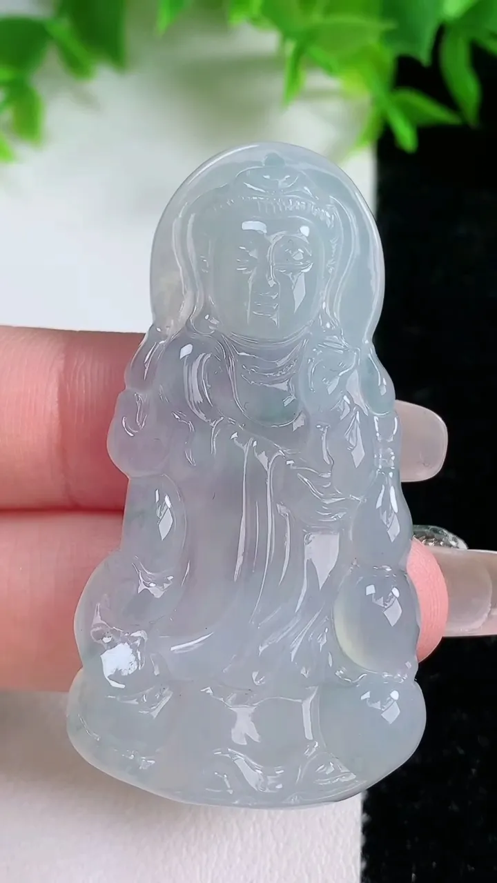 天然A货翡翠观音菩萨吊坠，尺寸53.4-26.8-5，重量:14.74g
1月25日