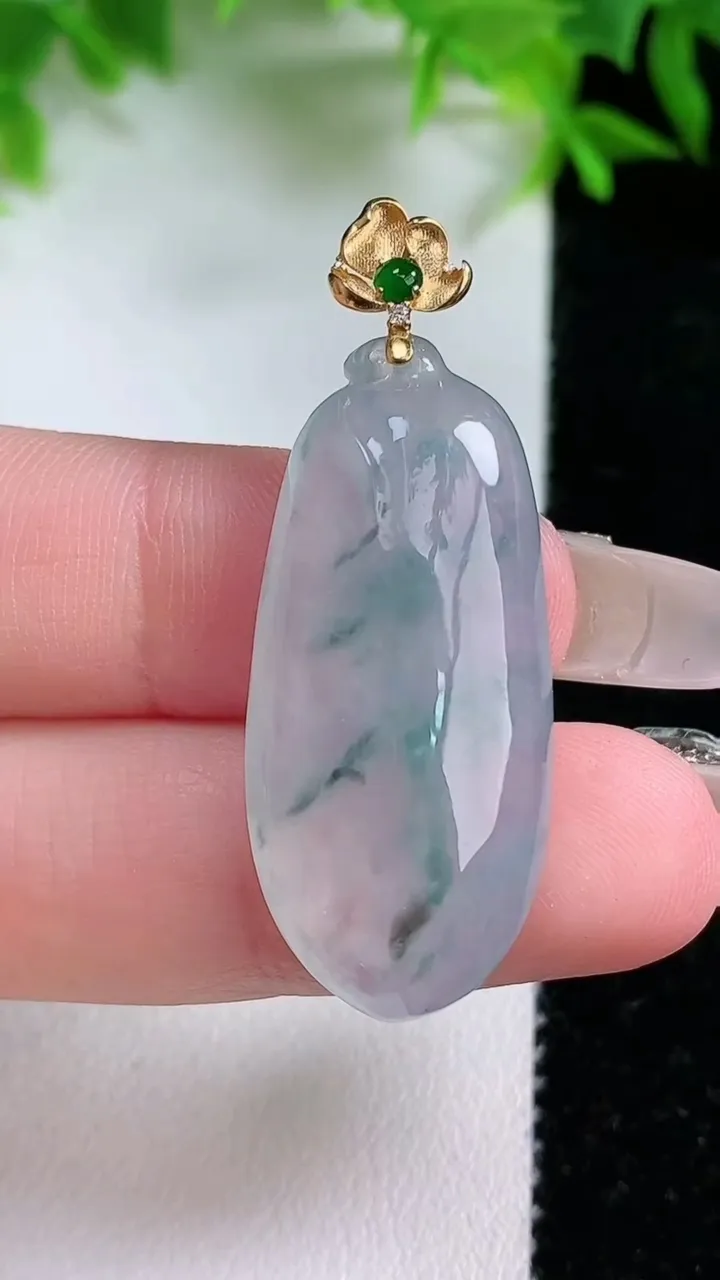 天然A货翡翠种飘花福瓜吊坠，尺寸32.8-15.3-6.2，重量:6.92g
1月25日