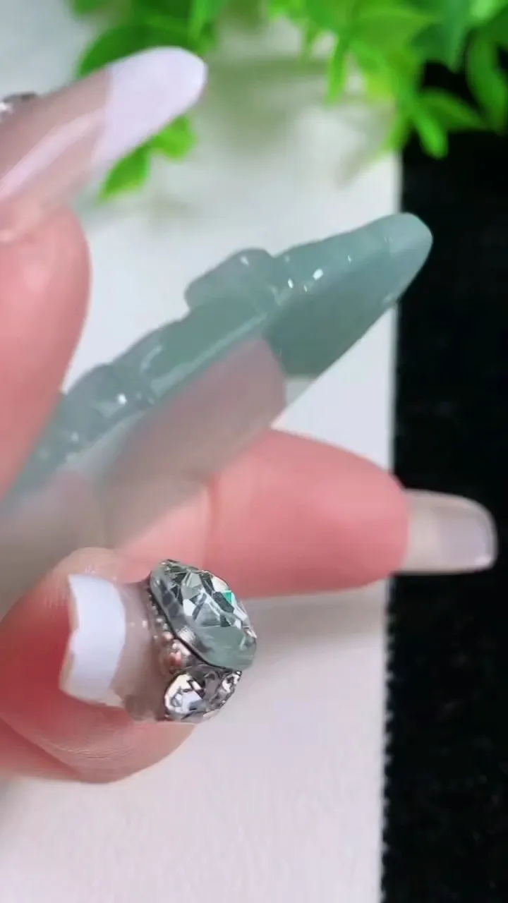 天然A货翡翠阿弥陀佛吊坠，尺寸45.6-31.3-5，重量:17.60g
1月25日