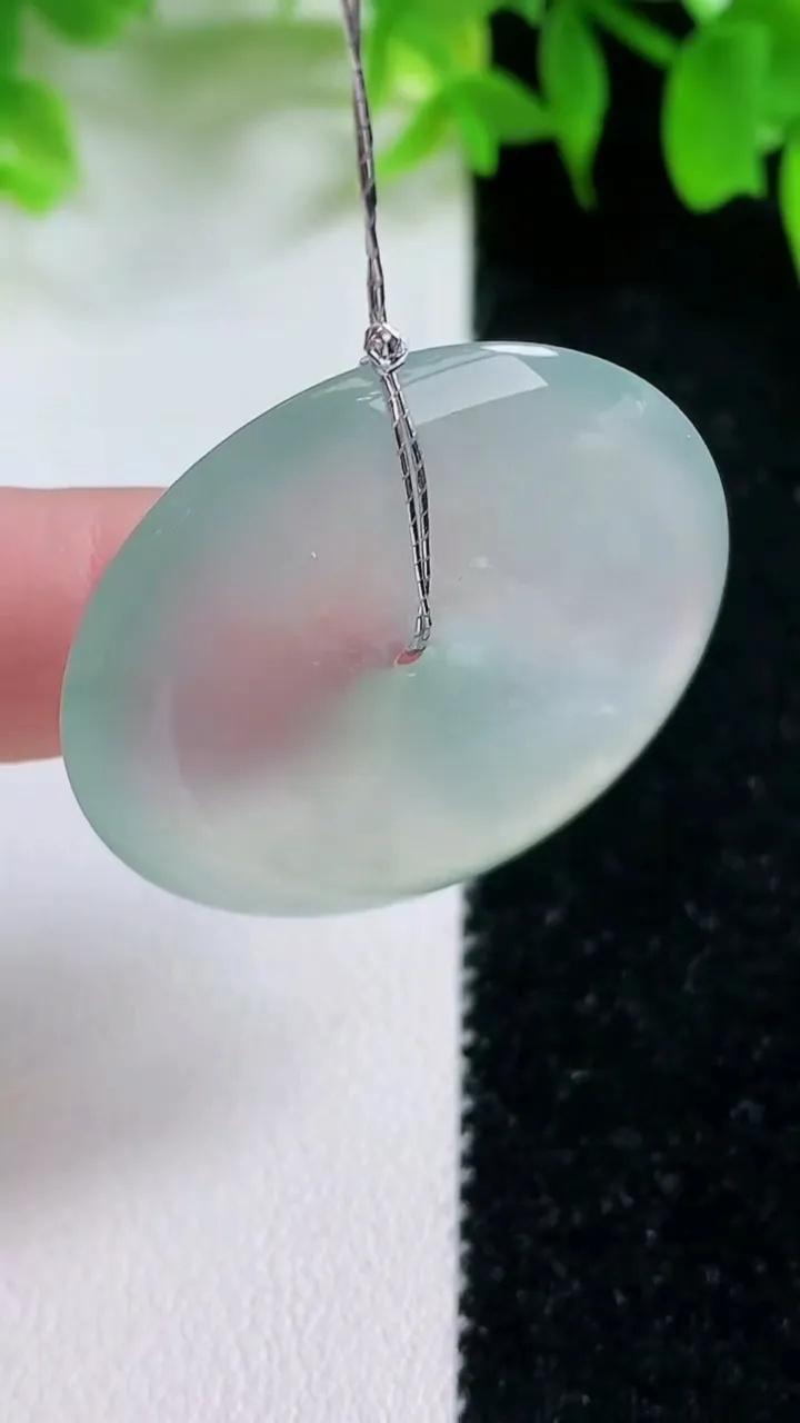 天然A货翡翠平安扣吊坠，尺寸33.6-5.7，重量:13.75g
1月25日