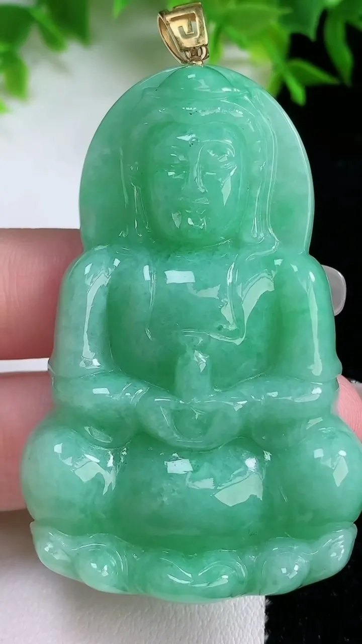 天然A货翡翠观音菩萨吊坠，尺寸61-39.8-7.8，重量:31.61g
1月25日