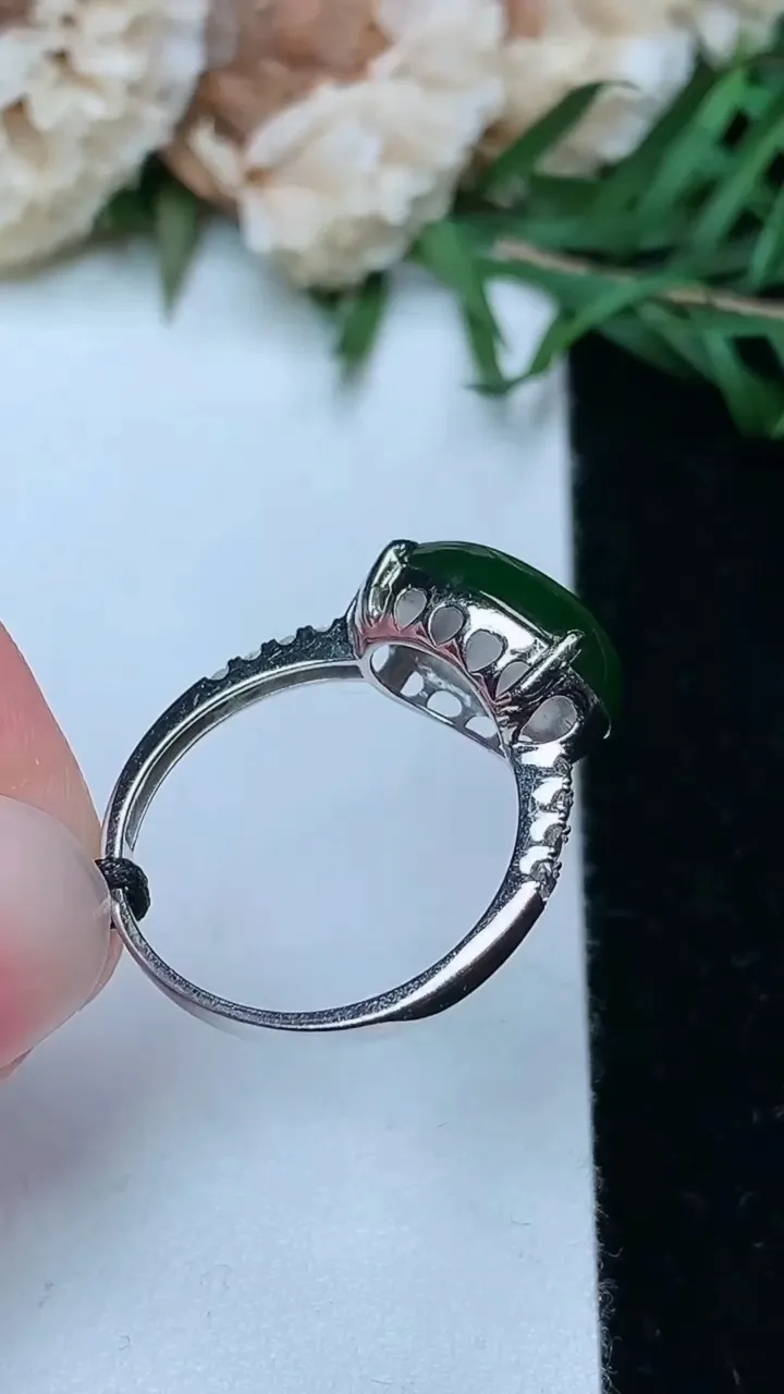 天然A货翡翠蛋面戒指，尺寸17-13.3-8.9，重量:2.80g2026年1月25日
工厂直销收藏佳品,种好水足，色泽均匀，有种有色，上手高大气！