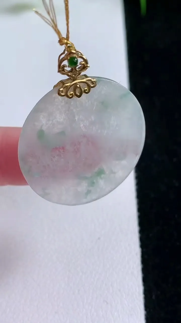 天然A货翡翠种飘花无事牌吊坠，尺寸28.4-1.5，重量:4.03g
1月25日
