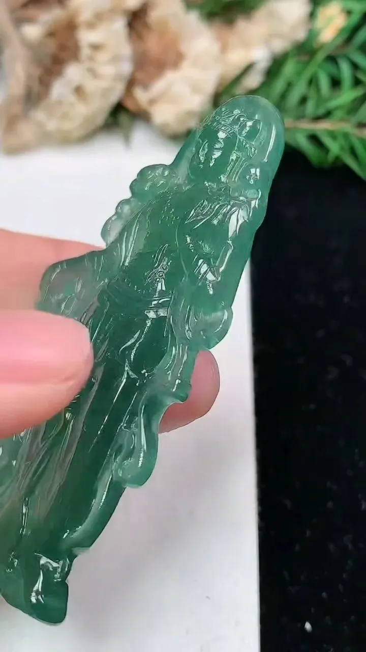 天然A货翡翠蓝水观音菩萨吊坠，尺寸64.7-26.5-5.9，重量:18.64g
1月25日