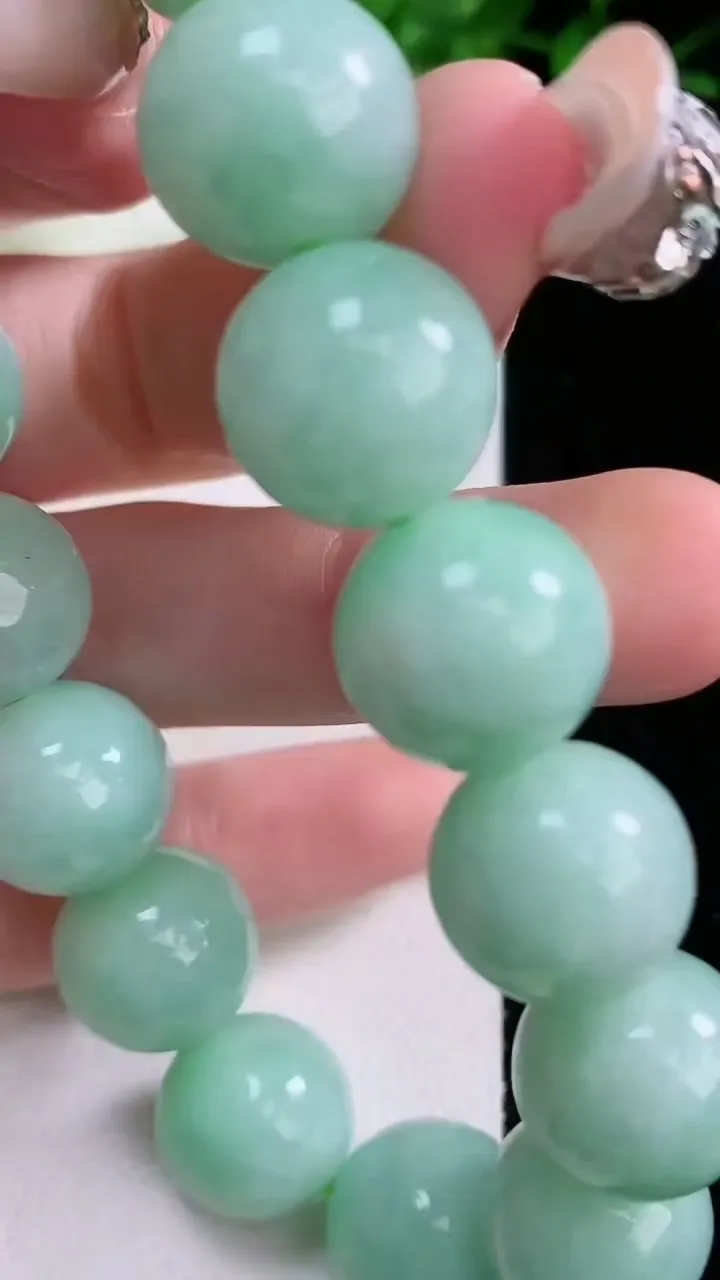 天然A货翡翠圆珠手串，尺寸13.3-16颗，重:64.77g1月25日
工厂直销收藏佳品,种好水足，色泽均匀，有种有色，上手高大气！