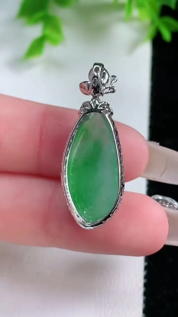 天然A货翡翠福瓜吊坠，尺寸32.3-12.2-7.6，裸石22.3-10.2重量:3.29g
1月25日