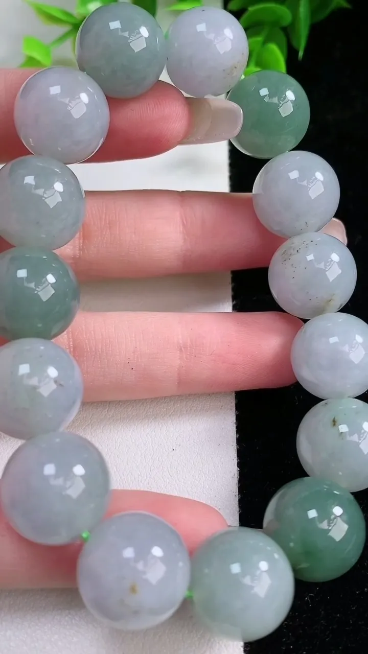 天然A货翡翠圆珠手串，尺寸14.6-15颗，重:77.51g1月25日
工厂直销收藏佳品,种好水足，色泽均匀，有种有色，上手高大气！