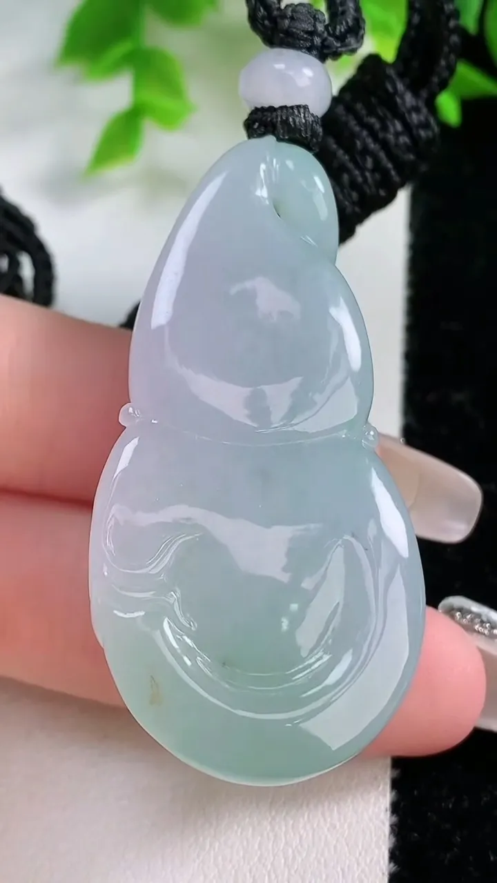 天然A货翡翠葫芦吊坠，尺寸53.5-25-15，重量:35.07g
1月25日