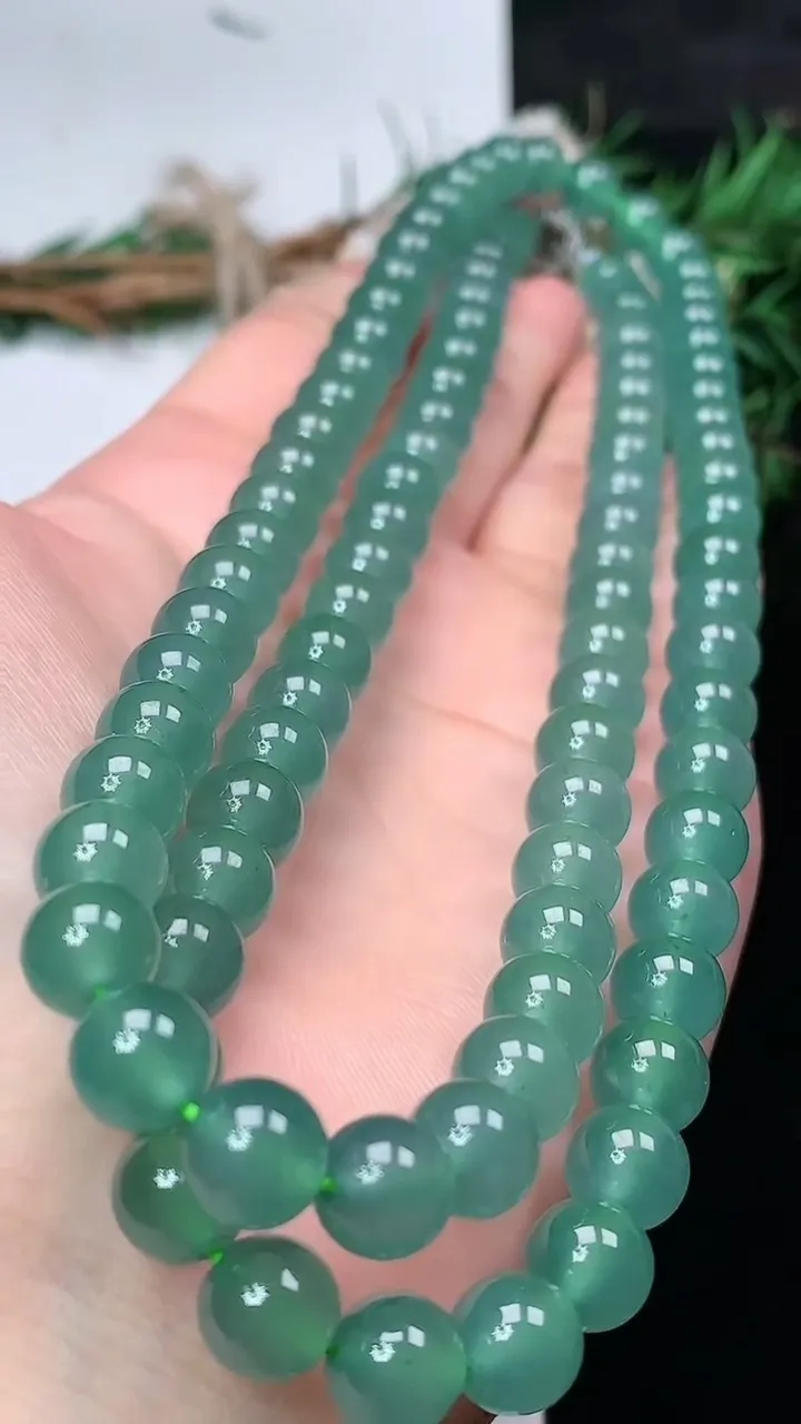 天然A货翡翠蓝水圆珠项链，尺寸8-98颗，重量:88.30g1月25日
工厂直销收藏佳品,种好水足，色泽均匀，有种有色，上手高大气！