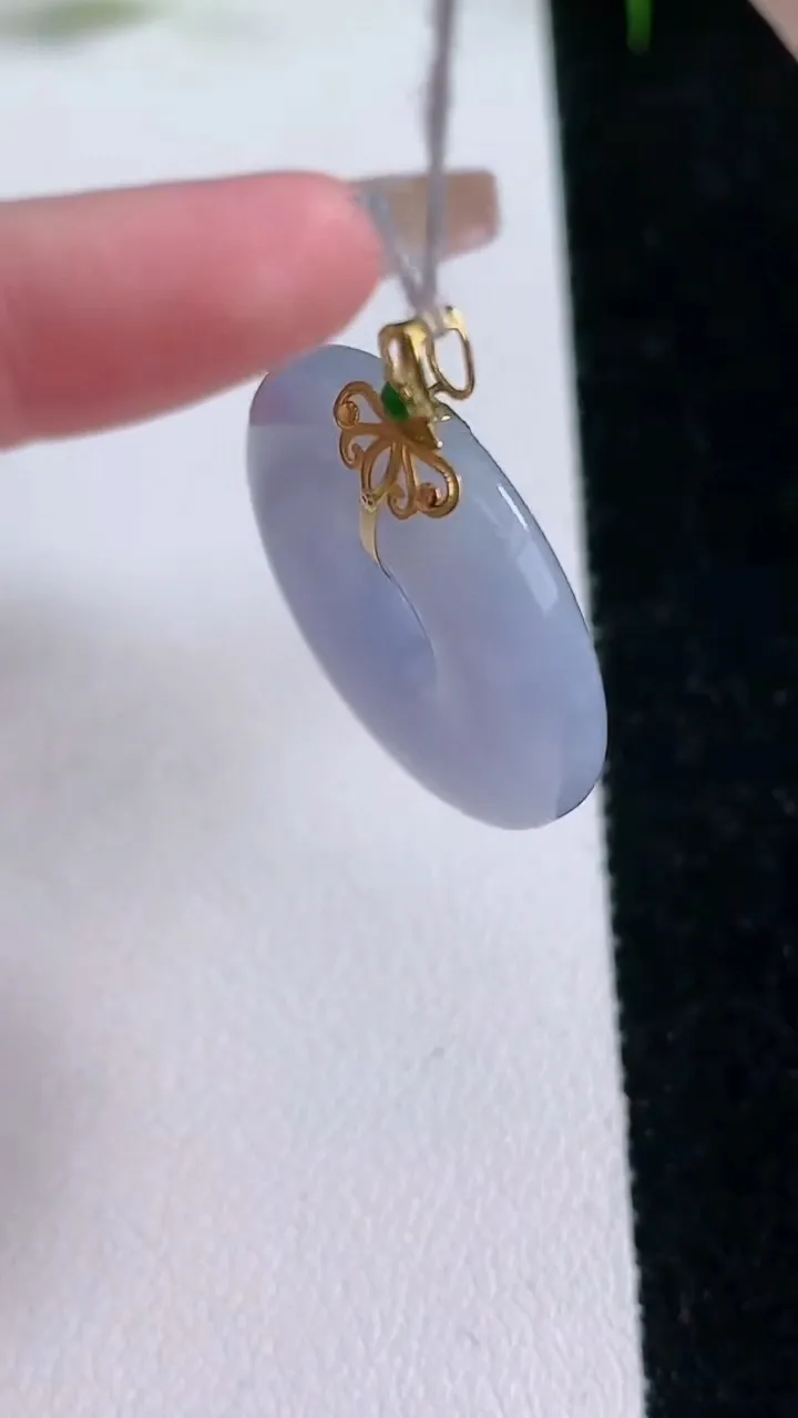 天然A货翡翠18K金紫罗兰平安扣吊坠，尺寸24.8-5.4，重量:7.67g
1月25日