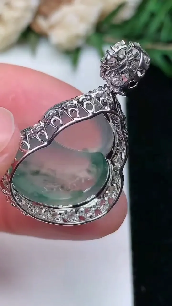 天然A货翡翠飘花葫芦吊坠，尺寸30-20.7-10.7，裸石18-17，重量:5.54g
1月25日