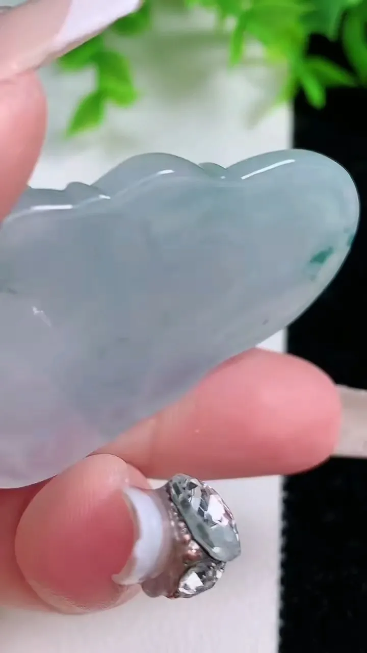 天然A货翡翠种飘花普贤菩萨吊坠，尺寸47.6-30.4-6，重量:16.00g
1月25日