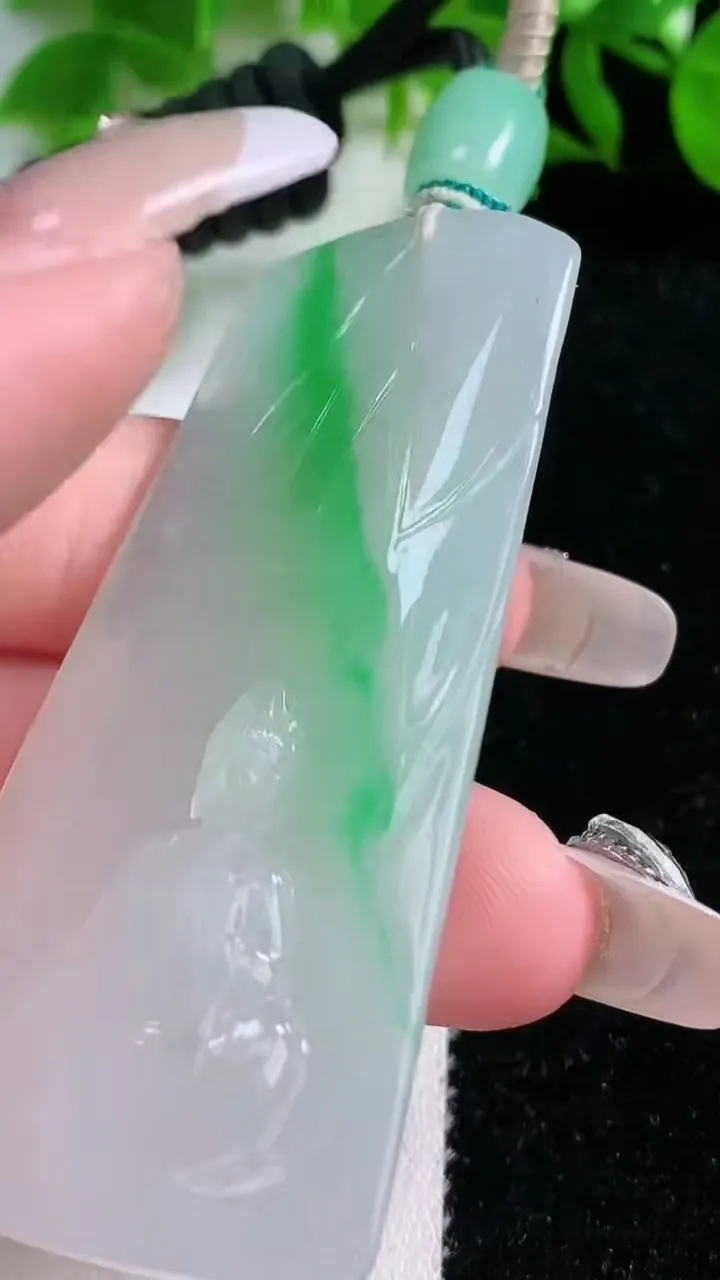 天然A货翡翠观音菩萨吊坠，尺寸65.3-29.2-9.7，重量:42.25g
1月25日