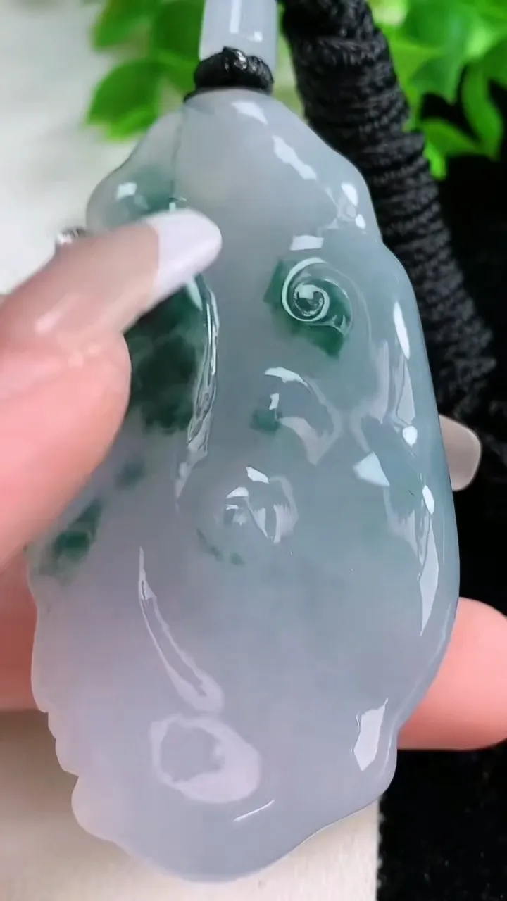 天然A货翡翠飘花一念之间吊坠，尺寸67-36.2-11.5，重量:52.16g
1月25日