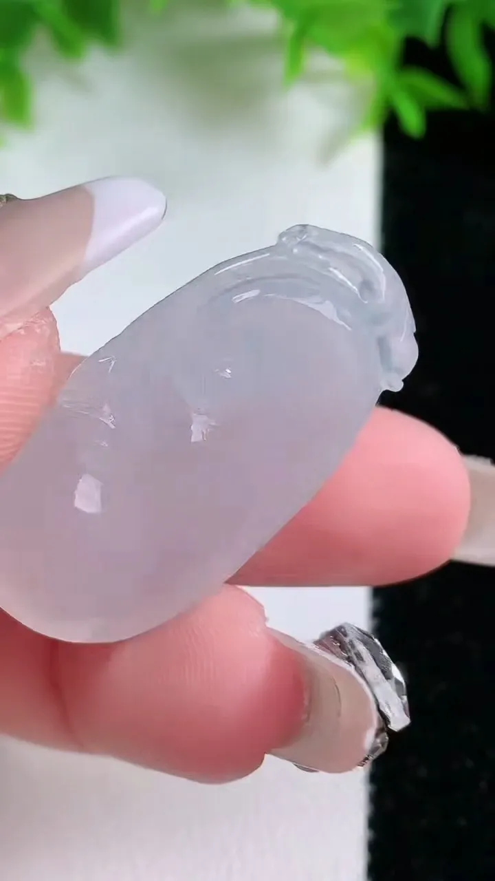 天然A货翡翠如意吊坠，尺寸34.6-18-6，重量:7.95g
1月25日