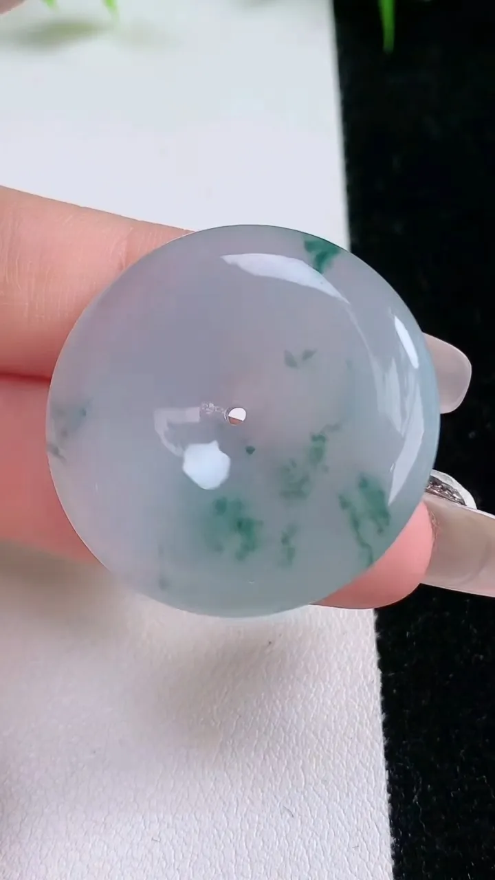 天然A货翡翠飘花平安扣吊坠，尺寸32.8-5.8，重量:14.45g
1月25日