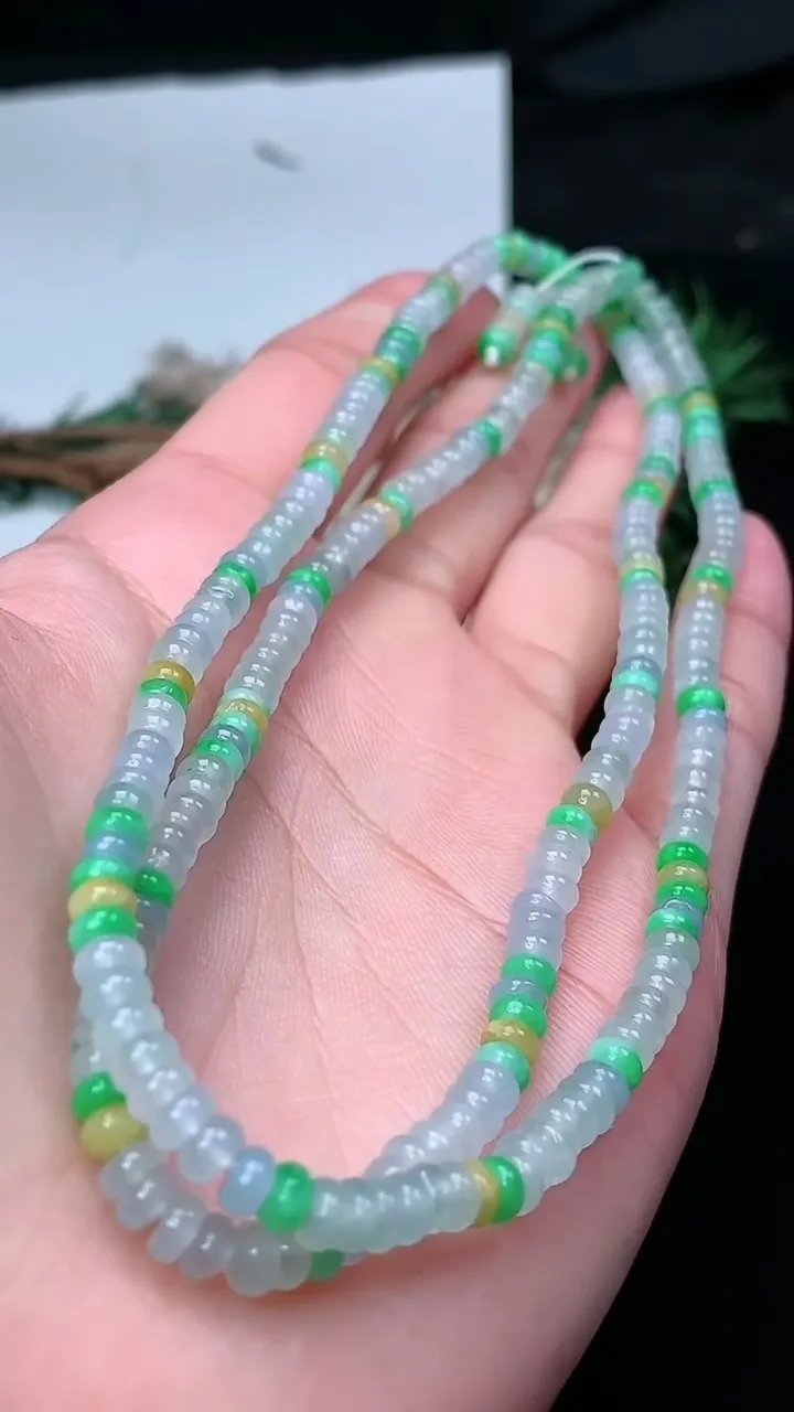 天然A货翡翠三彩算盘珠项链，尺寸4.2-2.1-290颗，重量:24.19g
1月25日