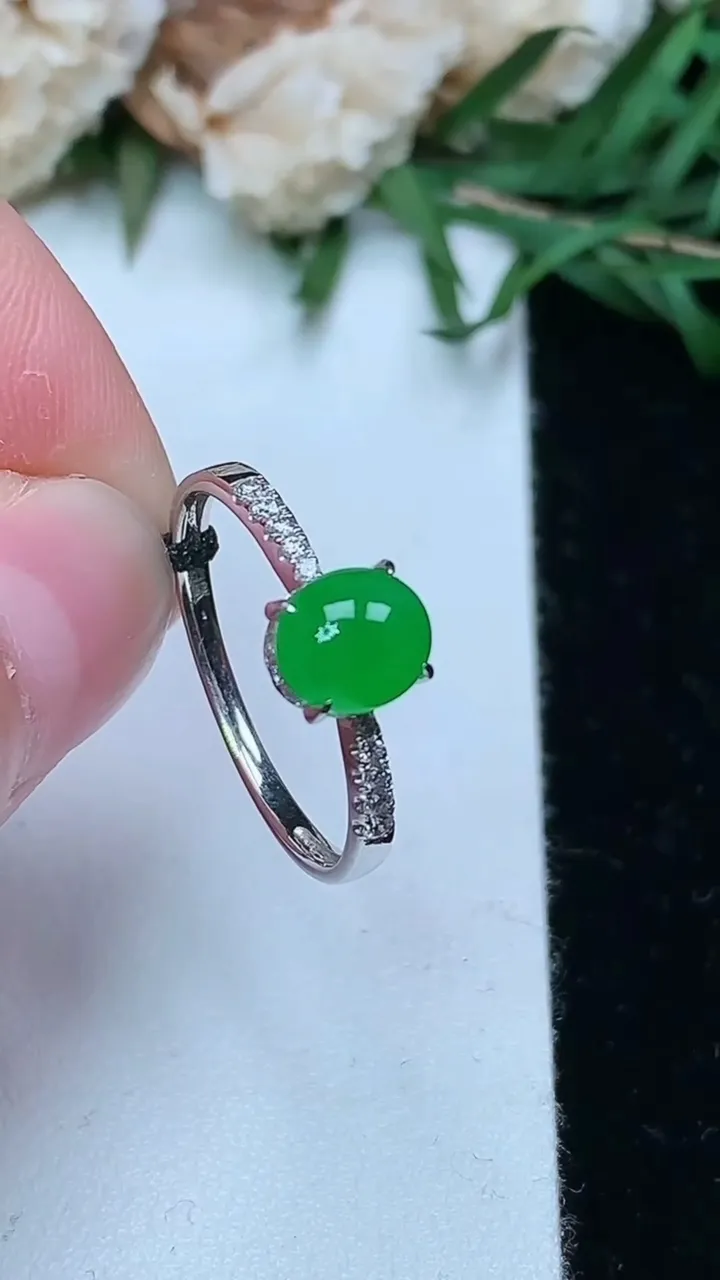 天然A货翡翠蛋面戒指，尺寸17.3-6.5-5.8，重量:1.63g2026年1月25日
工厂直销收藏佳品,种好水足，色泽均匀，有种有色，上手高大气！