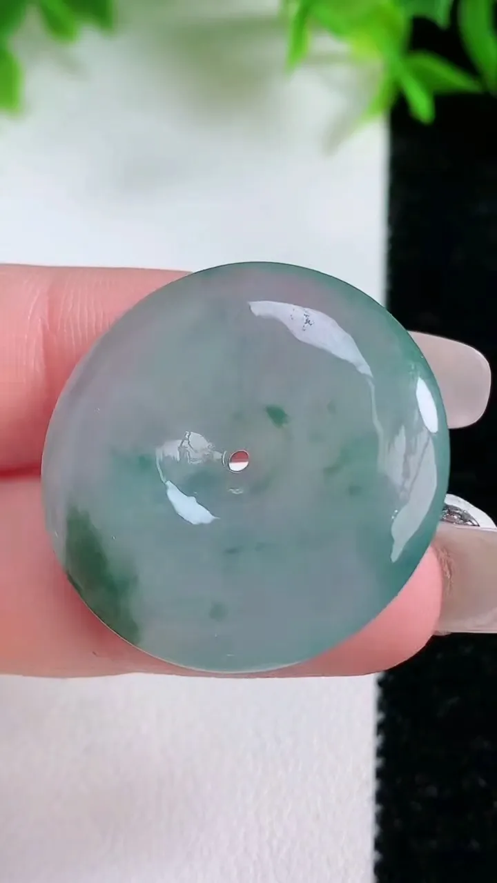 天然A货翡翠冰种飘花平安扣吊坠，尺寸28.7-5.7，重量:10.10g
1月25日