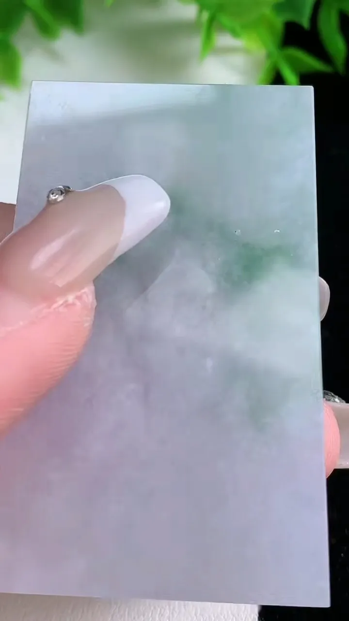 天然A货翡翠无事牌镶嵌件，尺寸56.2-35.2-5.3，重量:35.89g
1月25日