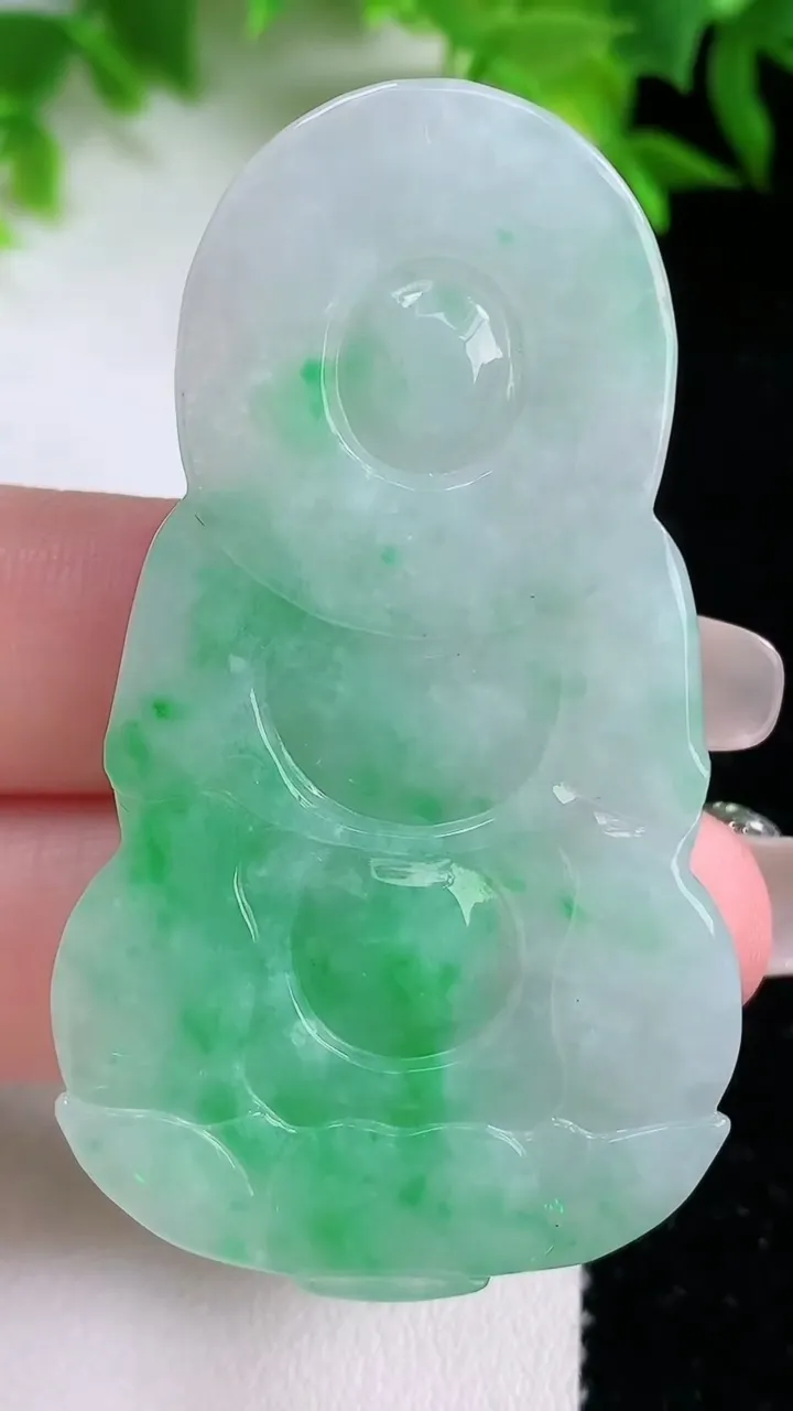 天然A货翡翠观音菩萨吊坠，尺寸58-33.2-5.8，重量:19.69g
1月25日