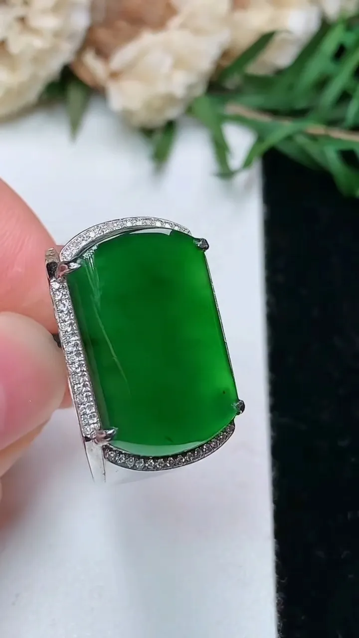 天然A货翡翠马鞍戒指，尺寸19.4-18.8-11.7，重量:5.67g2026年1月25日
工厂直销收藏佳品,种好水足，色泽均匀，有种有色，上手高大气！