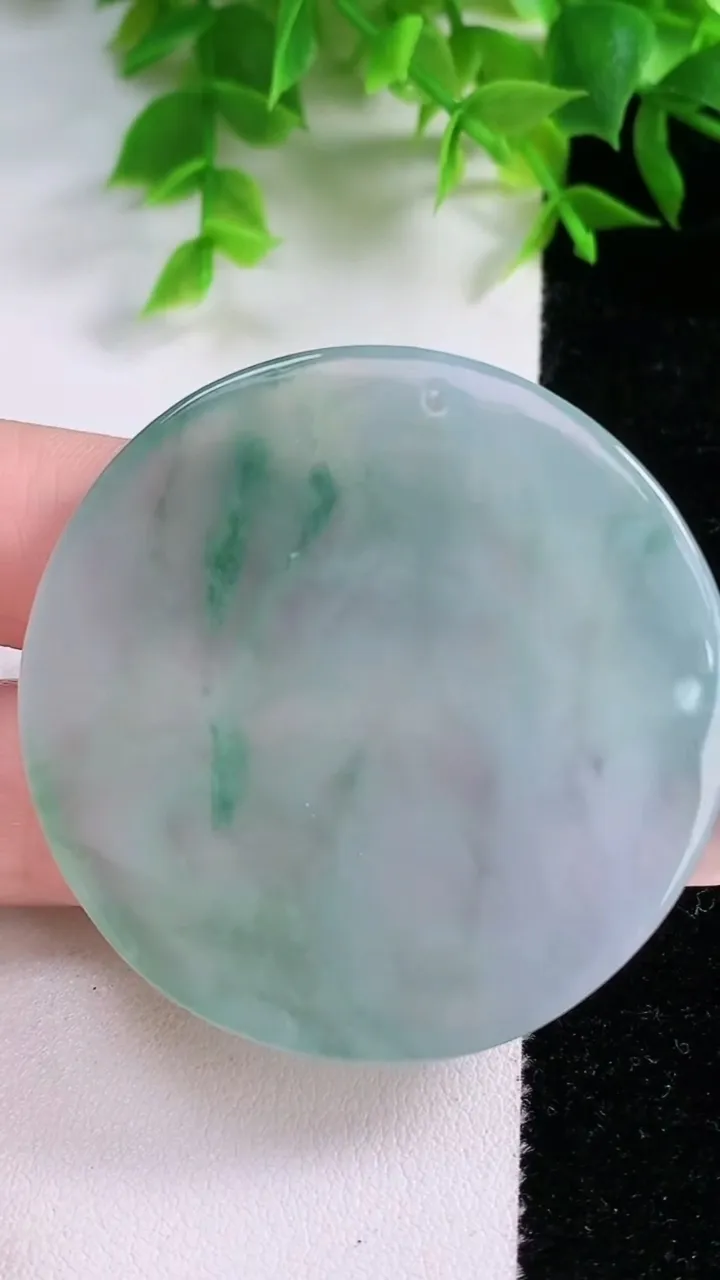 天然A货翡翠种飘花阿弥陀佛吊坠，尺寸48.8-6，重量:30.98g
1月25日