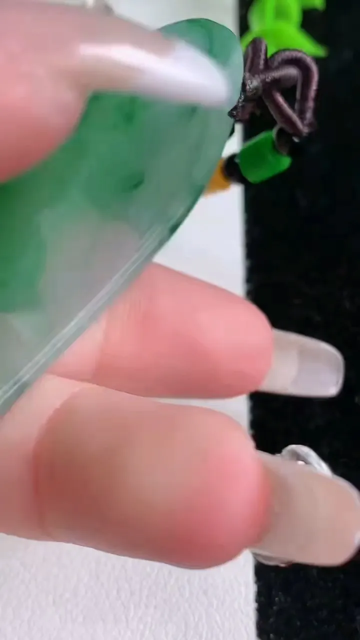 天然A货翡翠观音菩萨吊坠，尺寸63-34.5-5，重:28.00g
1月25日