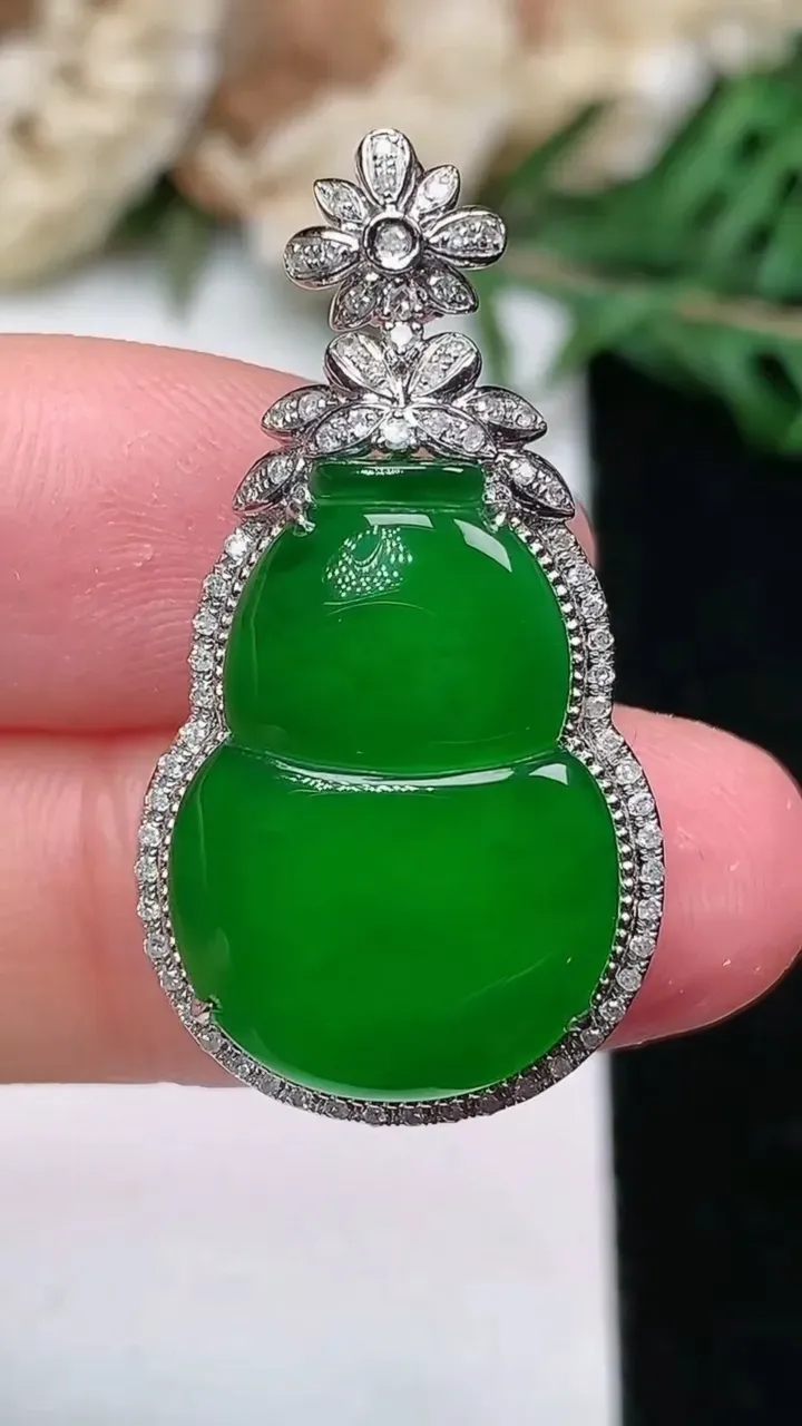 天然A货翡翠葫芦吊坠，尺寸32-17.2-7.9
1月25日