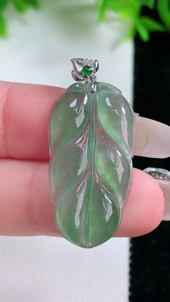 天然A货翡翠金枝玉叶 叶子吊坠，尺寸30-15.6-2.4，重量:2.77g
1月25日