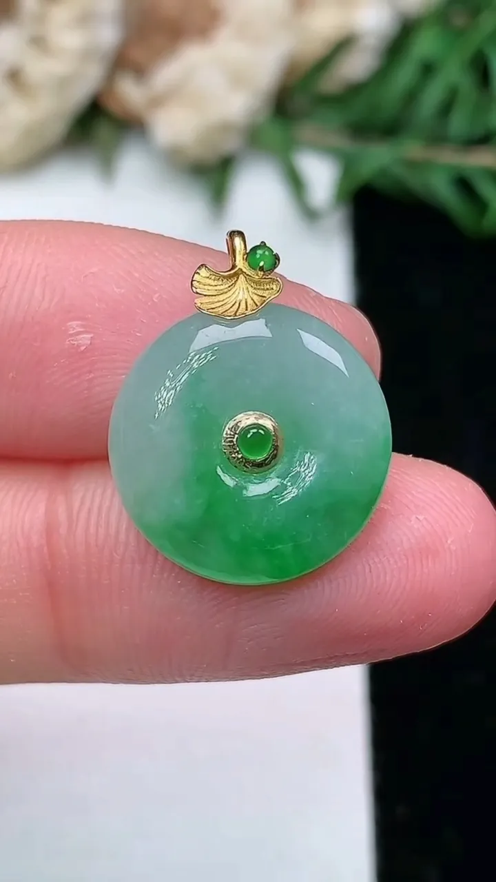 天然A货翡翠平安扣吊坠，尺寸14.9-4.9，重量:2.35g
1月25日