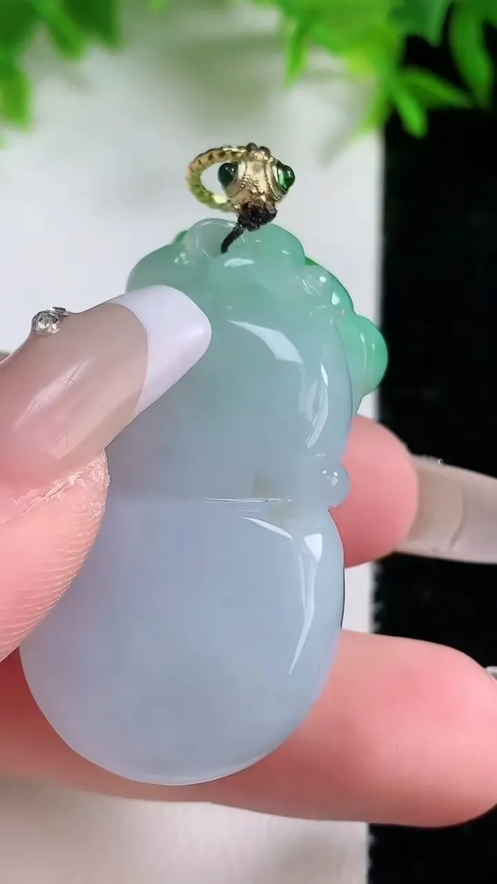 天然A货翡翠葫芦吊坠，尺寸44-23-13.8，重量:27.11g
1月25日