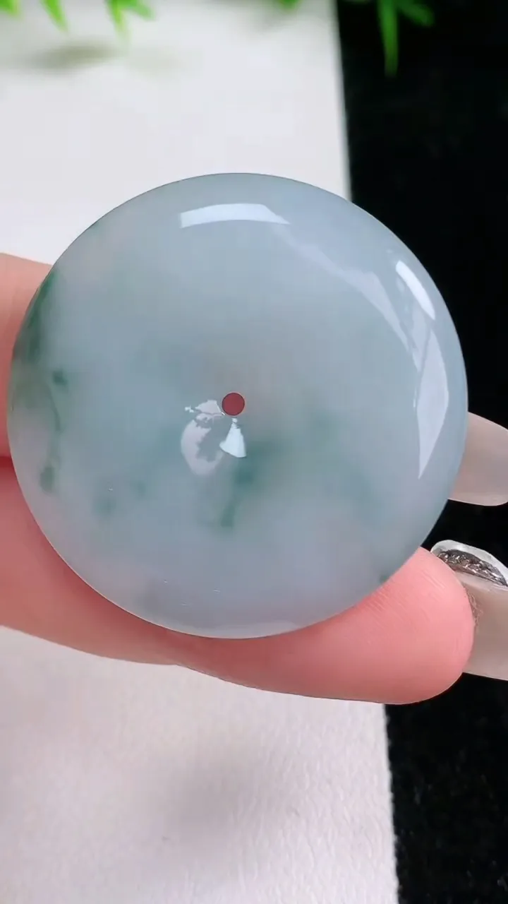 天然A货翡翠飘花平安扣吊坠，尺寸35.3-6，重量:16.47g
1月25日