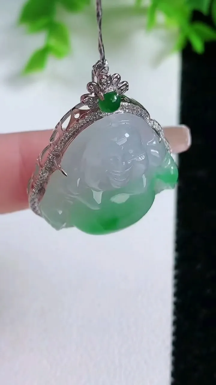 天然A货翡翠佛公吊坠，尺寸33.4-25.8-9.6，裸石23.8-23.6重量:7.80g
1月25日