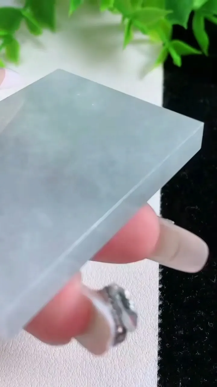 天然A货翡翠无事牌镶嵌件，尺寸56-39.5-6.2，重量:46.66g
1月25日