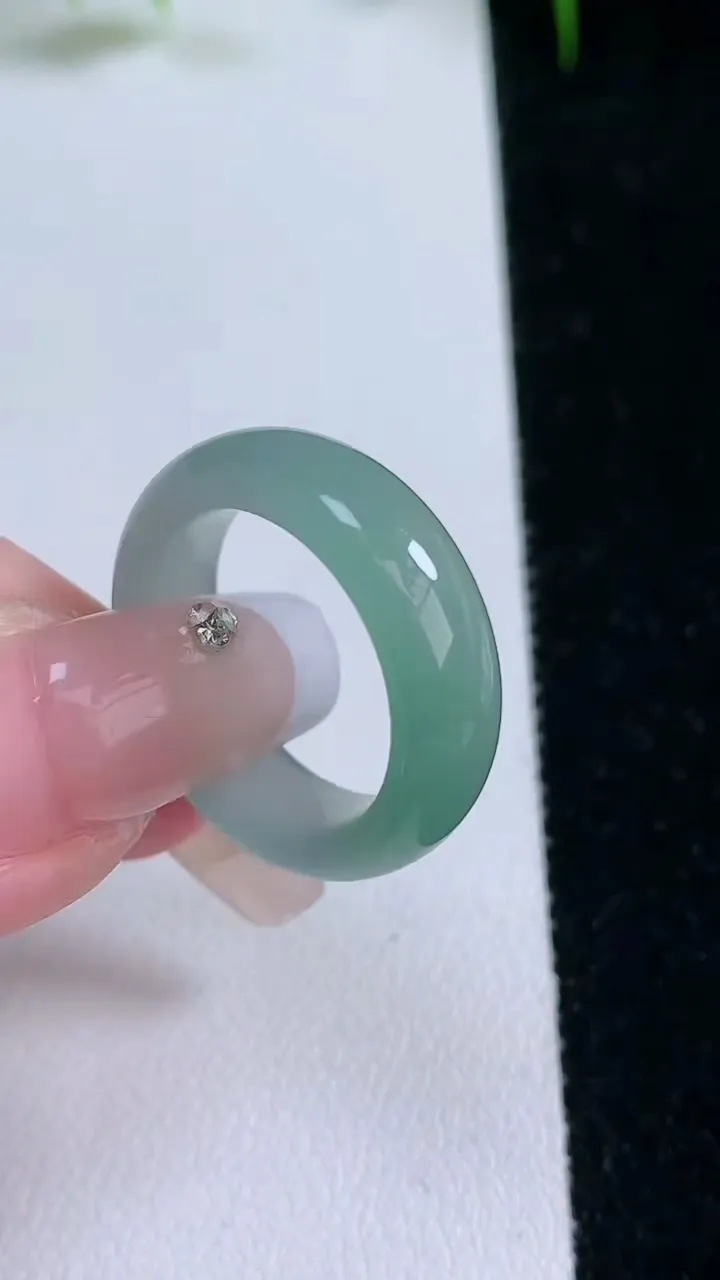 天然A货翡翠指环戒指，尺寸17.4-6.4-3.4，重量:4.94g2026年1月25日
工厂直销收藏佳品,种好水足，色泽均匀，有种有色，上手高大气！