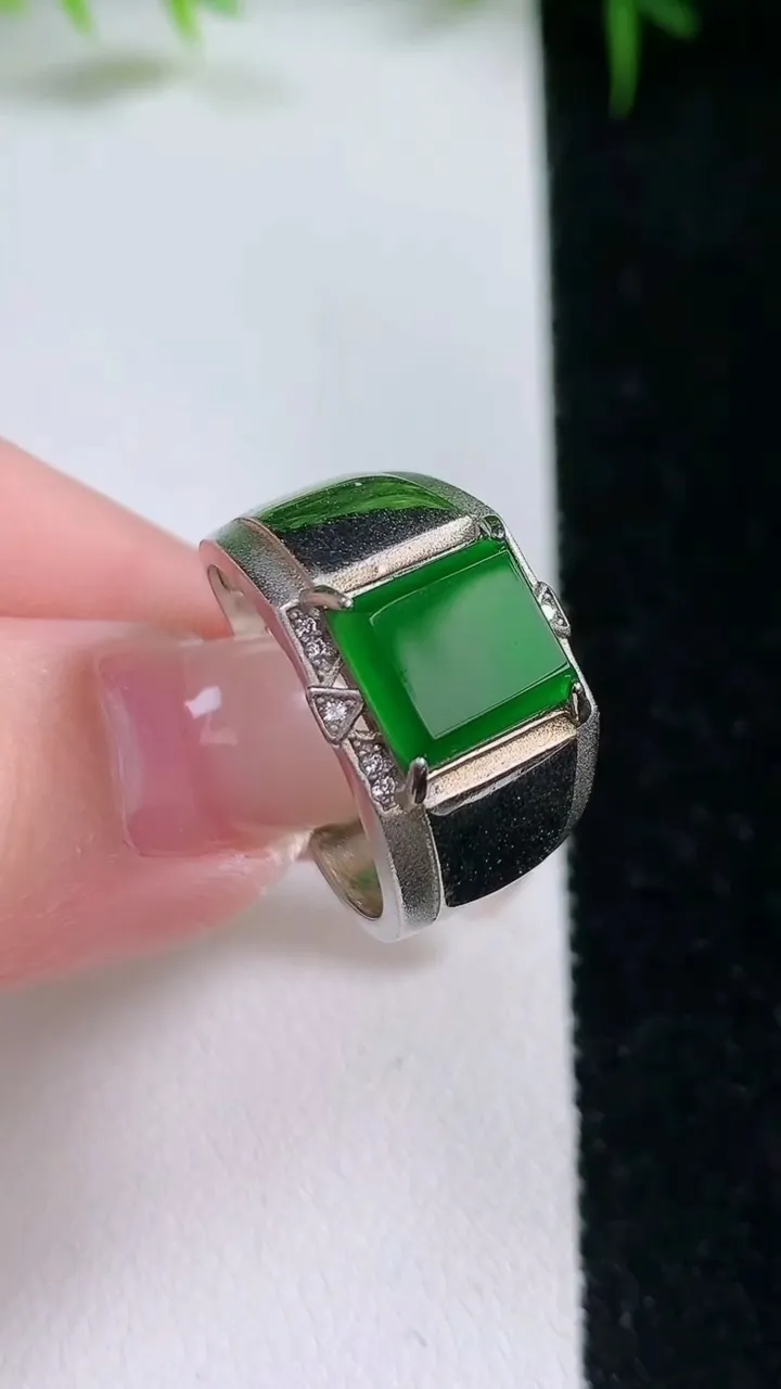 天然A货翡翠马鞍戒指，尺寸9.3-8-2.3，重:5.70g2026年1月25日
工厂直销收藏佳品,种好水足，色泽均匀，有种有色，上手高大气！
