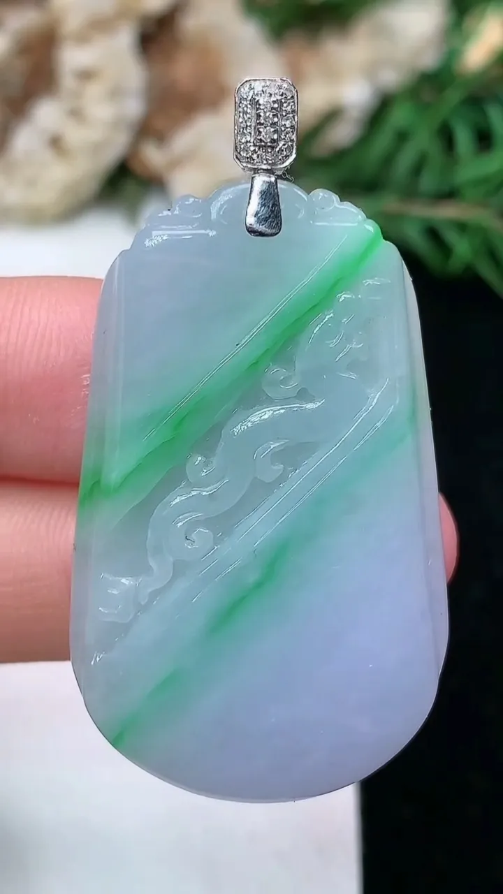 天然A货翡翠k金春带彩 紫罗兰龙牌吊坠，尺寸38.5-24.3-5.8，重量:13.39g
1月25日