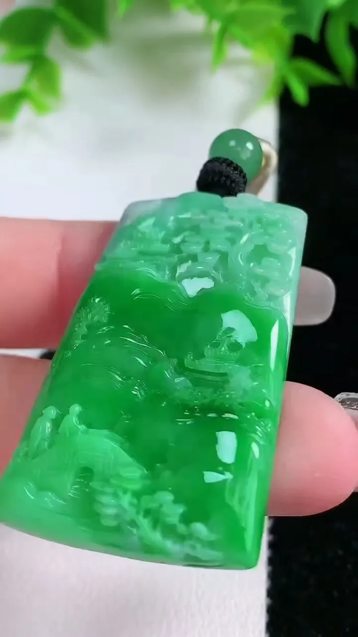 天然A货翡翠山水牌吊坠，尺寸42.6-25.2-5.6，重量:17.70g
1月25日