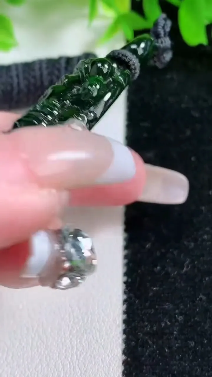 天然A货翡翠财神爷吊坠，尺寸59.8-32.6-10，重量:37.24g
1月25日