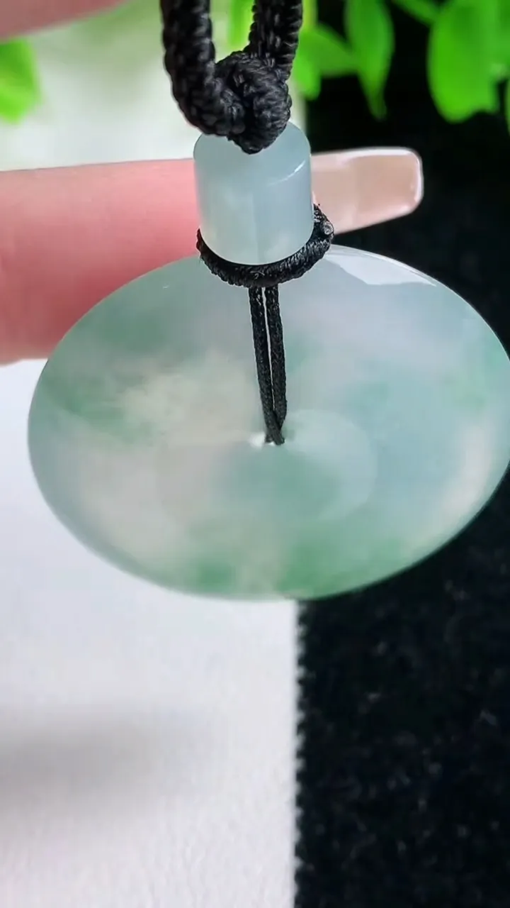 天然A货翡翠种飘花平安扣吊坠，尺寸34.3-6，重量:18.29g
1月25日