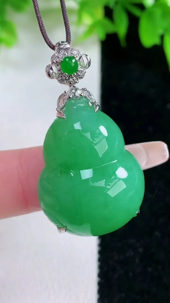 天然A货翡翠葫芦吊坠，尺寸36.4-25-19.6-11.7，重量:10.11g
1月25日